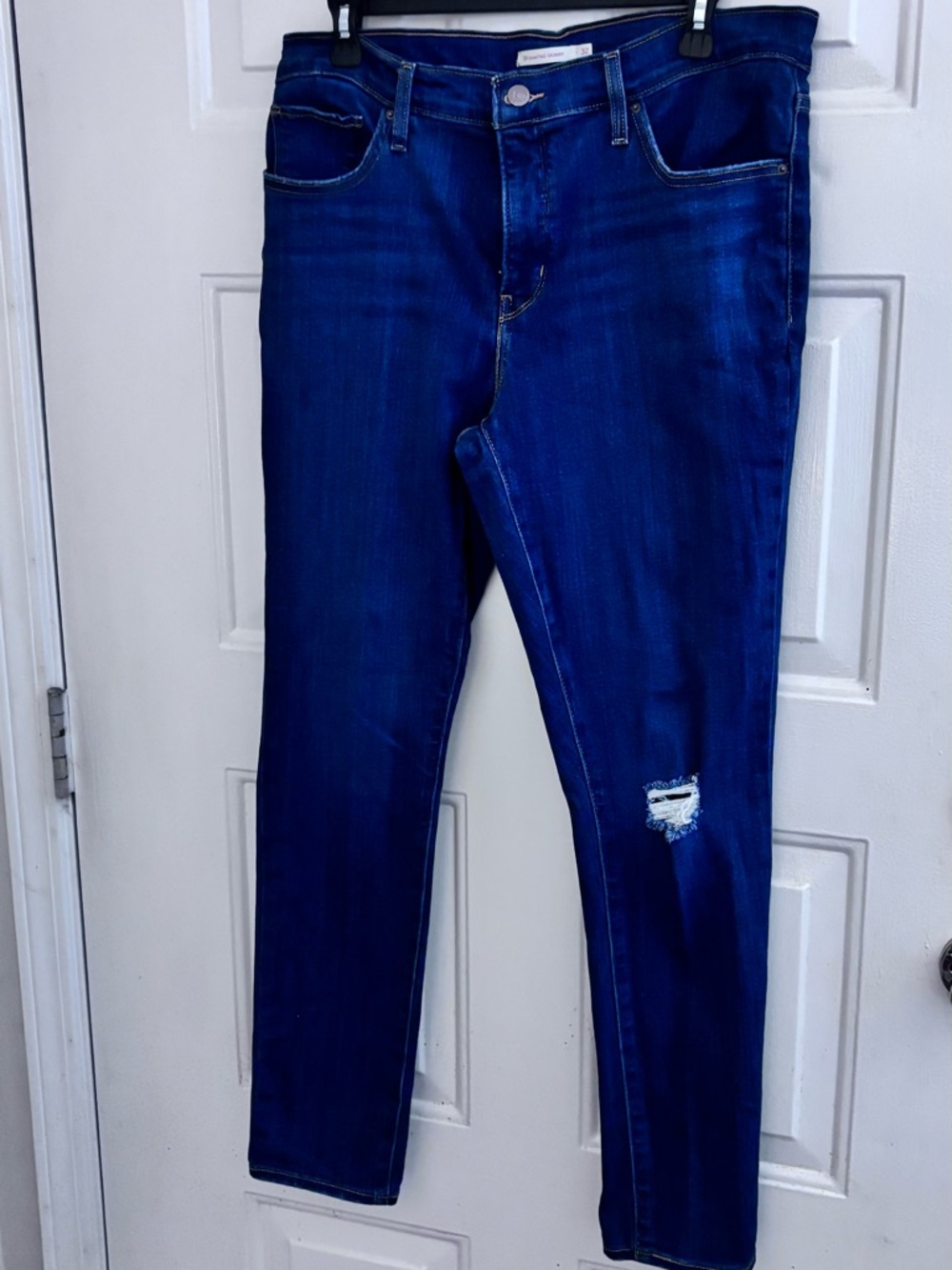 Women's Dark Blue Skinny Jeans with Distressed Knee